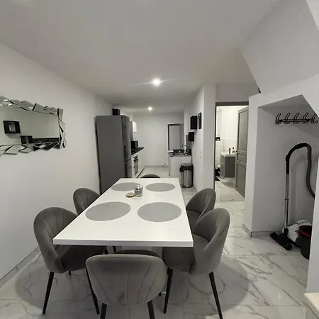 Le 21 Comfortable Townhouse Ferienhaus